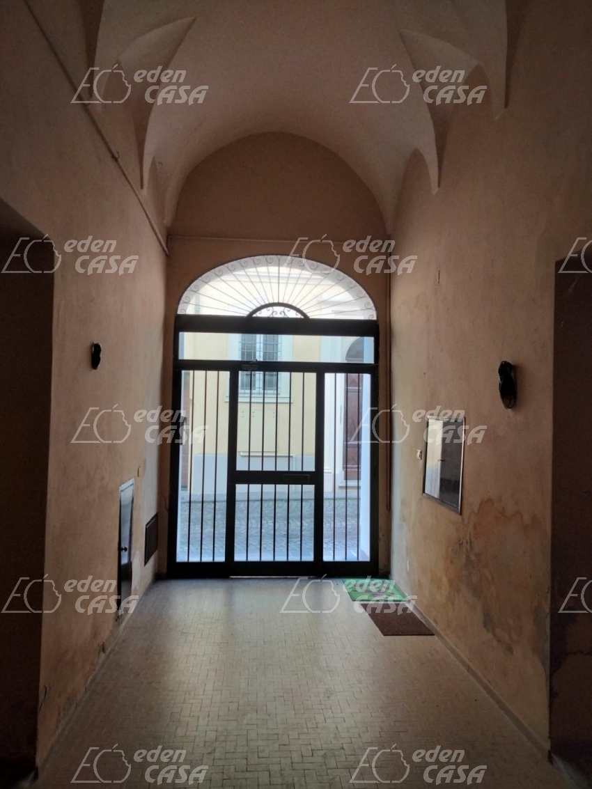 B43-177 - Busseto, palazzo con 3 unità abitative