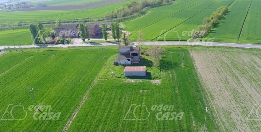S30-195 - Soragna, casa di campagna 