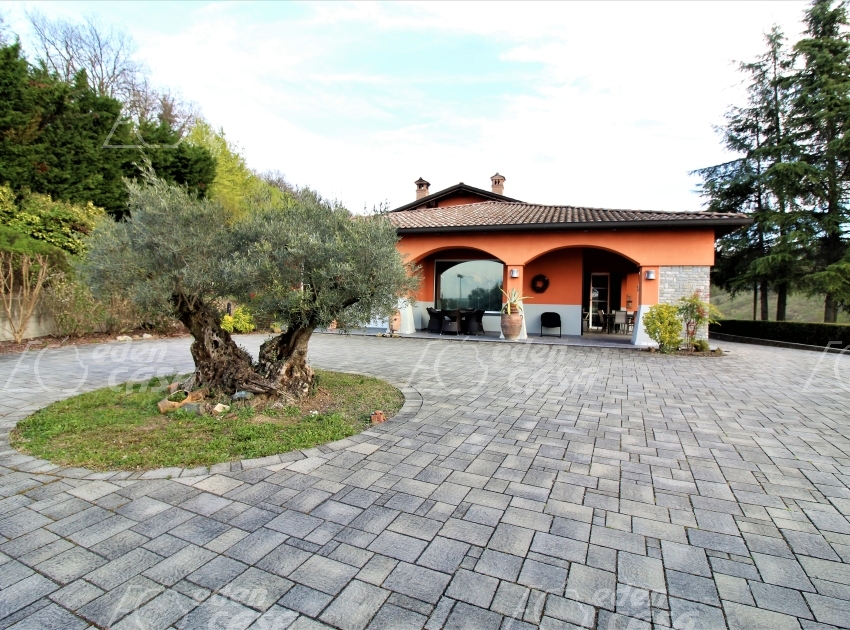 RV01J - Splendida villa a Riccò di Fornovo Taro