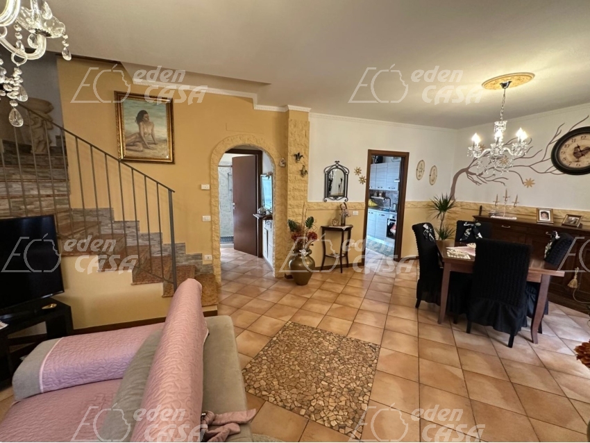 SVS67 - VILLA A SCHIERA